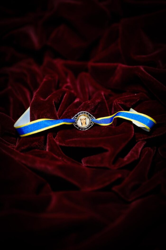 Pulsera con franjas amarillas y medalla María Sta. de las Lágrimas